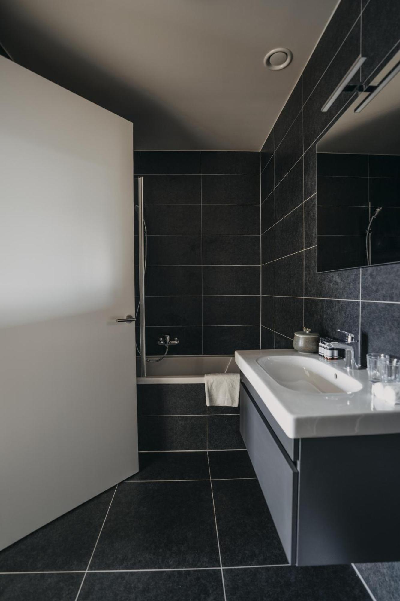 Huswell - The Tide - Stylish Seaview Apartment For 4 - Prime Location & Private Parking Cadzand Buitenkant foto