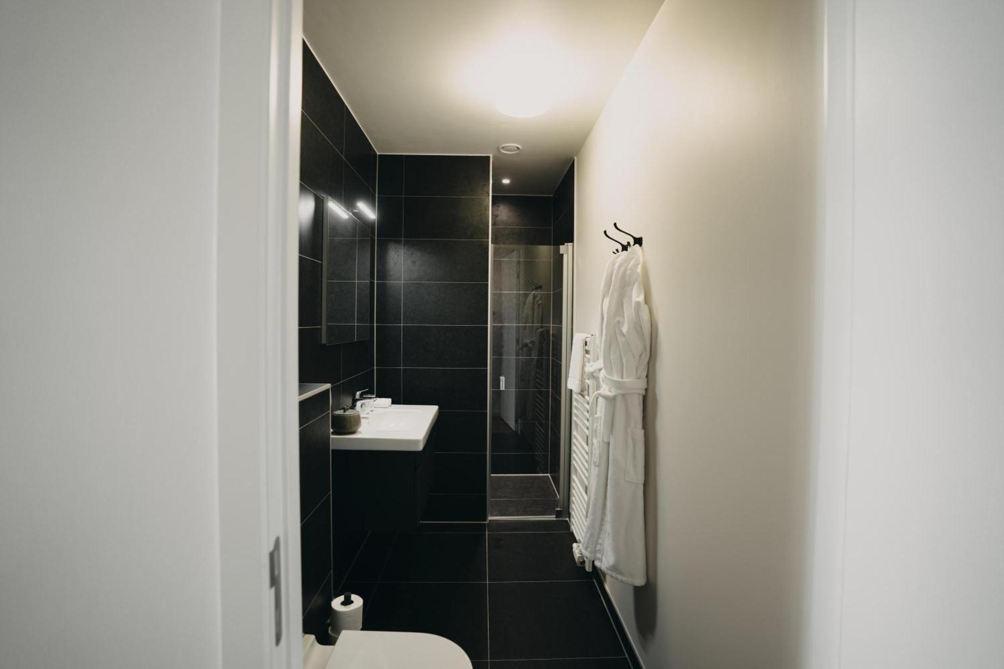 Huswell - The Tide - Stylish Seaview Apartment For 4 - Prime Location & Private Parking Cadzand Buitenkant foto